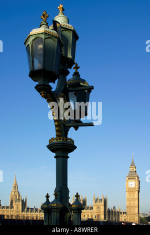 Les normes de la lampe sur le pont de Westminster, Londres Banque D'Images