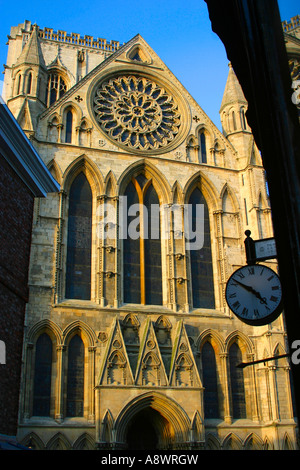 York Minster brille dans le soleil de fin de soirée avec un ciel bleu au-dessus Banque D'Images