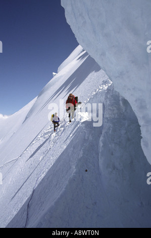 Deux grimpeurs près du sommet du Mont Maudit à Chamonix dans les Alpes françaises, Banque D'Images