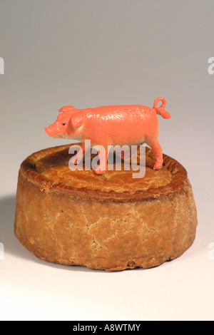 Pork pie avec cochon en plastique sur le dessus Banque D'Images