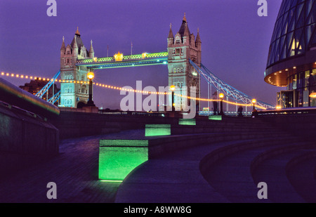 Tower Bridge et le City Hall de Londres, au crépuscule, en Angleterre, Royaume-Uni Banque D'Images