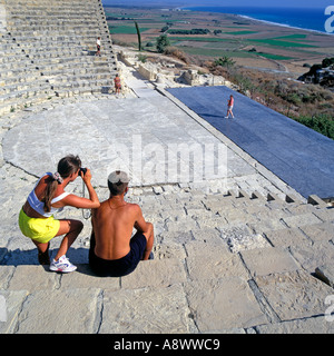 COUPLE PHOTOGRAPHING THEMSELVES amphithéâtre antique CHYPRE CURIUM Banque D'Images