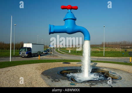 Une illusion d'optique au centre d'un rond-point, juste en dehors de Ieper (Ypres) en Belgique. Le robinet désincarnée s'exécute en continu. Banque D'Images