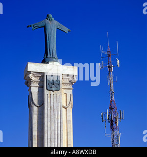 Mât de la comunication ET STATUE DU CHRIST Banque D'Images