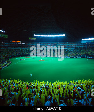 Softbank Hawks Baseball équipe jouant à Fukuoka Yahoo Dome libérant de ballons à la fin de la 6e manche Banque D'Images