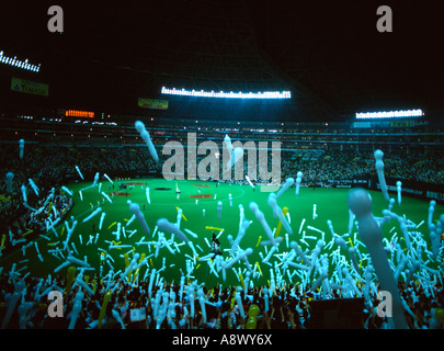 Softbank Hawks Baseball équipe jouant à Fukuoka Yahoo Dome libérant de ballons à la fin de la 6e manche Banque D'Images