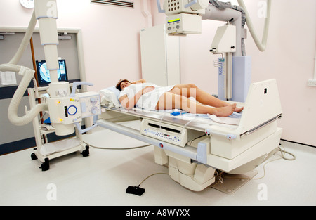 Femme ayant un lavement baryté sur table de Siemens Medical Solutions Axiom SALLE ICONOS R200 de l'unité d'imagerie radioscopique hôpital privé UK Banque D'Images