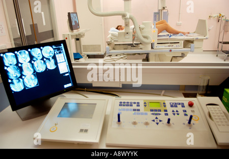 Femme ayant un lavement baryté sur table de Siemens Medical Solutions Axiom SALLE ICONOS R200 de l'unité d'imagerie radioscopique hôpital privé UK Banque D'Images