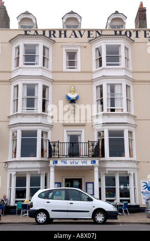 The Fairhaven Hotel avec la reine Victoria Jubilee buste sur facade sur front de mer de Weymouth Dorset England UK Banque D'Images