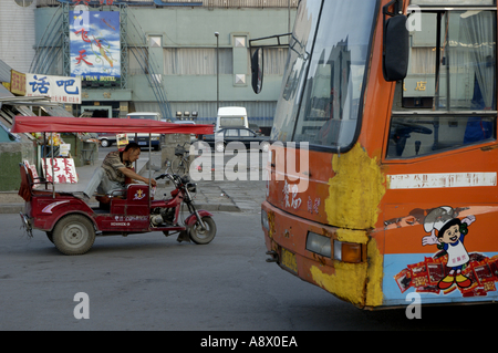 Chauffeur de taxi en attente dans son tricycle à moteur, Datong, Shanxi, en Chine. Banque D'Images