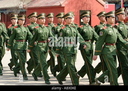 Des soldats chinois à la parade dans la Cité Interdite Banque D'Images