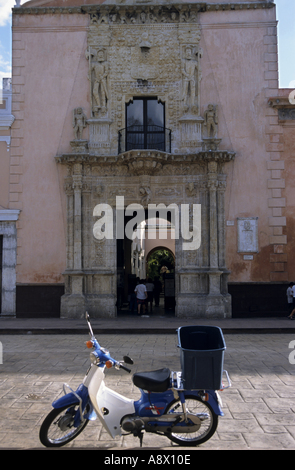 L'état du Yucatan au Mexique Merida un Scooter garé en face de la Casa de Montejo façade sculptée Banque D'Images