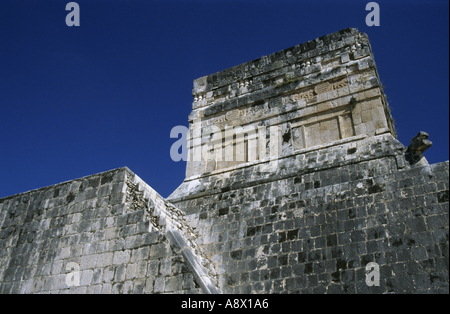 Mur en pierre sculptée de façon complexe de la maison de l'Jaguars au site antique de Chichen Itza, Yucatan, Mexique. Banque D'Images