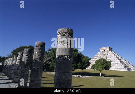 Pyramide de Kukulcan château vu du groupe d'un millier de colonnes à l'ancien site de Chichen Itza, Yucatan, Mexique. Banque D'Images