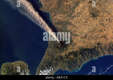 Panache de cendres d'eau à partir de l'Etna la Sicile vue de l'espace Banque D'Images