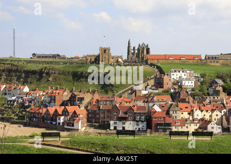 Whitby Abbey St Marys les 199 marches de l'église vue de la falaise ouest de Whitby Banque D'Images