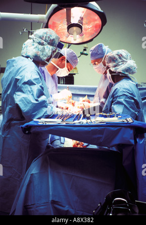 Prestation de l'équipe chirurgicale en salle d'opération de transplantation rénale Banque D'Images