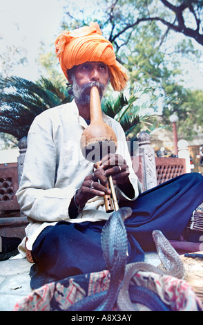 À partir de l'Jogi Budh Nath Nath Sapera (charmeurs de communauté) de Jodhpur au Rajasthan Inde du nord souffle sa Pungi (horn) Banque D'Images