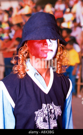 Visage peint rouge d'un jeune homme dans la rue pendant le carnaval à Panjim Goa Inde Asie Banque D'Images