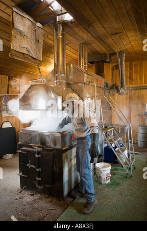 L'ébullition de la sève dans l'évaporateur de sirop d'upstate New York Mars 2007 Banque D'Images