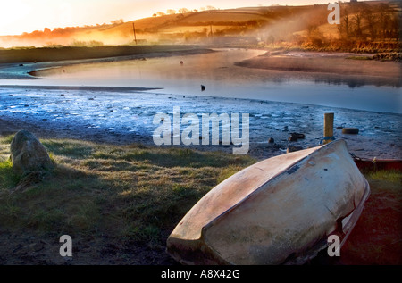 Tournée vers un bateau à rames sur la rive d'un petit ruisseau inlet dans la région de South Hams du comté de Devonshire en Angleterre. Banque D'Images