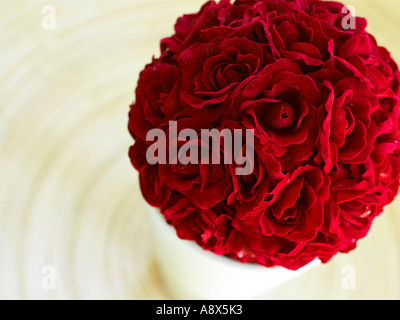 Boule de roses rouges dans un vase sur la table étonneront pâle Banque D'Images