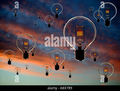 Ampoules ÉLECTRIQUE EN VERRE AVEC DES FILAMENTS LUMINEUX FLOTTANT DANS LE CIEL AU CRÉPUSCULE Banque D'Images