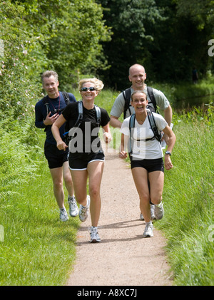 Prendre part à l'équipe de course d'aventure de halage du canal d'exécution sur le parc national des Brecon Beacons au Pays de Galles UK Banque D'Images