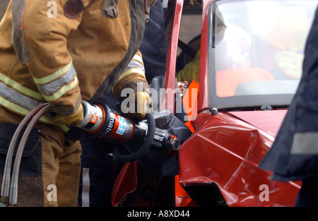 Les pompiers couper une voiture pendant un exercice de formation Banque D'Images
