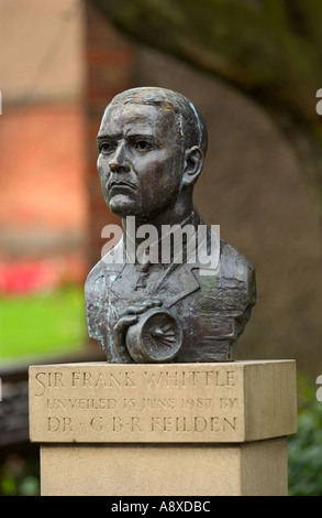 Sculpture de Sir Frank Whittle à Lutterworth dans le Leicestershire home de la fin du moteur à réaction pioneer Banque D'Images