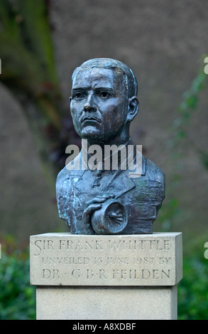 Sculpture de Sir Frank Whittle à Lutterworth dans le Leicestershire home de la fin du moteur à réaction pioneer Banque D'Images