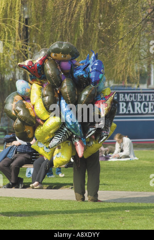 L Homme Drole Humour Ballons Vente Vendeur Lots Caches Ballon Jambes Vent Qui Souffle De Vent Coup Difficile Travail Travail Delicat A L Ecart Ai Photo Stock Alamy