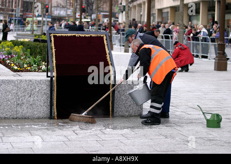 3 avril 2007 l'équipe de nettoyage par la plaque sur la visite de la princesse Royal à Nottingham pour ouvrir le marché nouvellement refaite Squ Banque D'Images