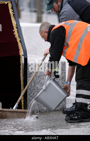 3 avril 2007 l'équipe de nettoyage par la plaque sur la visite de la princesse Royal à Nottingham pour ouvrir le marché nouvellement refaite Squ Banque D'Images