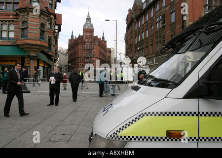 3 avril 2007 un fourgon de police en attente de la visite de la princesse Royal à Nottingham pour ouvrir la nouvelle Place du Marché refaite Banque D'Images