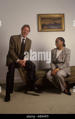 Bernard Kouchner et la chanteuse d'opéra américaine Barbara Hendricks à Oxford 1993 1990s UK HOMER SYKES Banque D'Images