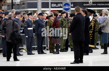 3 avril 2007 Visite de Princesse Royale à Nottingham pour ouvrir la place du marché nouvellement refait Princesse Royale inspecte les cadets de l'Armée Banque D'Images