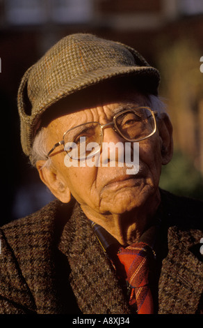 Portrait de Nirad Chaudhuri devant sa maison à Oxford. Écrivain philosophe angliche, érudit vers les années 1995 1990 HOMER SYKES Banque D'Images