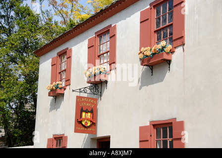 Windows avec les boîtes à fleurs la vieille ville quartier commerçant à St Augustine en Floride Fl Banque D'Images