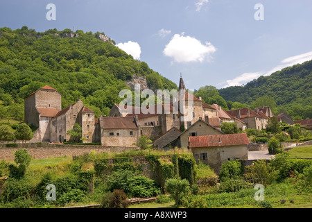 Aperçu de la Beaume-les-Messieurs village et abbaye (France). Vue du village et de l'abbaye de Beaume-les-Messieurs (France) Banque D'Images