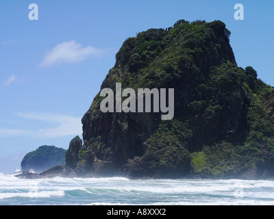 Piha beach avec lion rock en arrière-plan sur un jour d'été ensoleillé bleu Banque D'Images