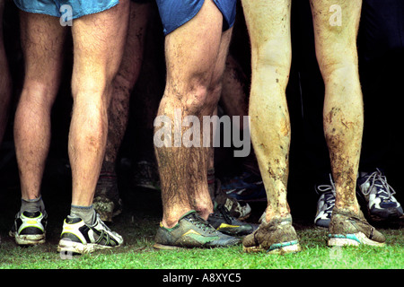 Suite à l'utilisation de jambes boueuses concurrents dans le rapport annuel de l'homme v course de chevaux à Llanwrtyd Wells Powys Pays de Galles UK Banque D'Images