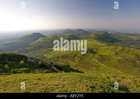 La gamme 'Puy' vu du point de vue du Puy de Dôme (France). La chaîne des Puys vue depuis le Puy de Dôme (France). Banque D'Images