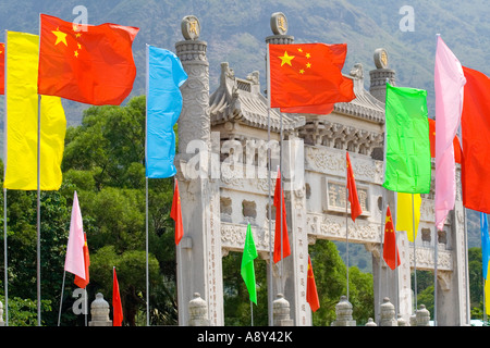 Drapeaux nationaux chinois en face de l'arche de pierre monastère Po Lin Tian Tan Buddha Hong Kong Banque D'Images