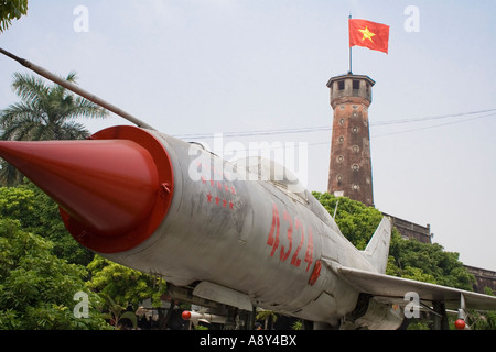 L'Armée de l'air vietnamienne soviétique Mig 21 en face de Cot Co la tour octogonale Army Museum Hanoi Vietnam Banque D'Images