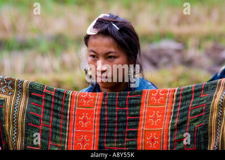 Souvenir Hmong Woman Holding up Hand Woven Blanket Sapa Vietnam Banque D'Images