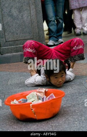 Chinese Girl Street Performer et mendiant Shang Xia Jiu Square Shopping mall piétonnier très occupé à Guangzhou Chine Banque D'Images