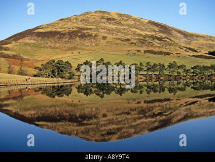 Les promeneurs passant dans le réservoir de Glencorse Pentland Hills près d'Édimbourg La colline est Castlelaw Hill Banque D'Images