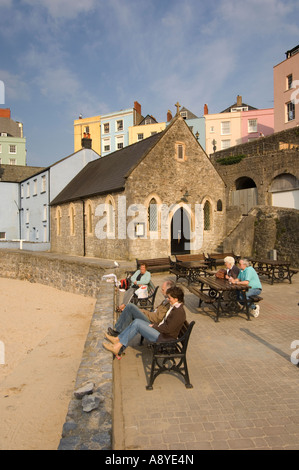 Le Pays de Galles à Cardiff - St Julians Fishermans église sur la plage - des gens assis sur des bancs près de la plage Banque D'Images