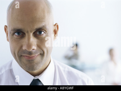 Businessman avec crâne rasé, portrait Banque D'Images